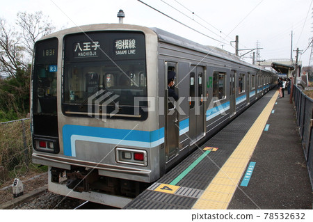 Sagami Line 205 series train passing through Iriya Station during the morning rush hour 78532632