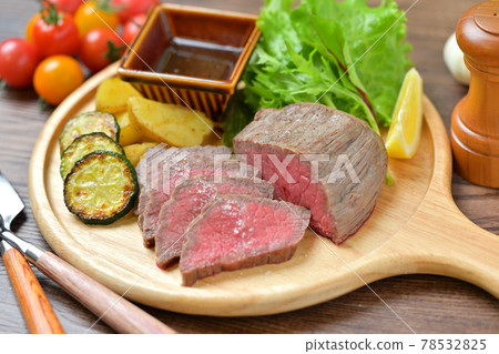 使用國產牛大腿肉製成的烤牛肉。紅肉、牛肉菜餚。 使用國產牛大腿肉製成的烤牛肉。紅肉、牛肉菜餚。 78532825
