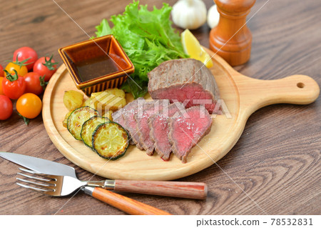 使用國產牛大腿肉製成的烤牛肉。紅肉、牛肉菜餚。 使用國產牛大腿肉製成的烤牛肉。紅肉、牛肉菜餚。 78532831