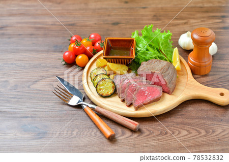 使用國產牛大腿肉製成的烤牛肉。紅肉、牛肉菜餚。 78532832