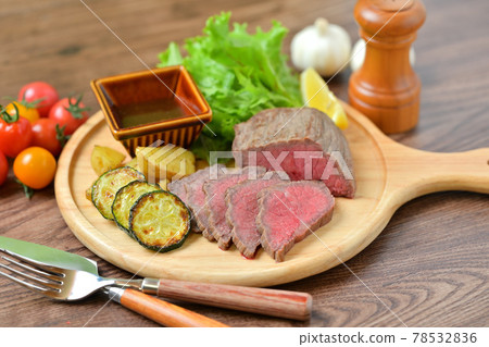 使用國產牛大腿肉製成的烤牛肉。紅肉、牛肉菜餚。 使用國產牛大腿肉製成的烤牛肉。紅肉、牛肉菜餚。 78532836