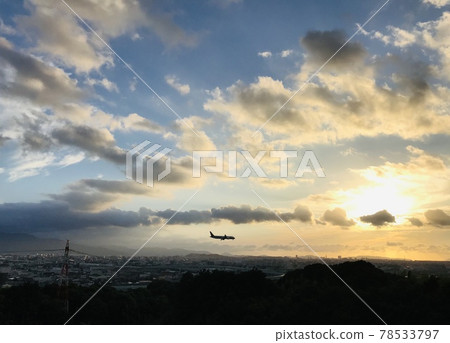A plane flying in the sunset 78533797