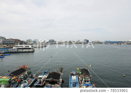 a port where a ship stays 78533901