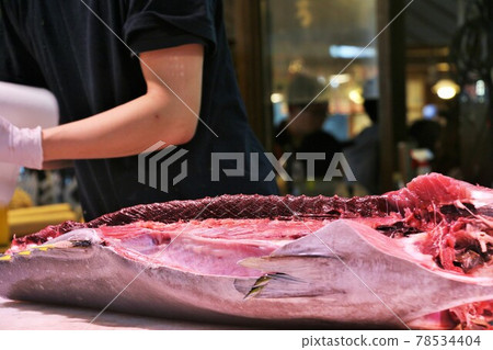 Tuna dismantling show 78534404