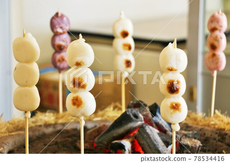 Bake a skewer dumpling 78534416