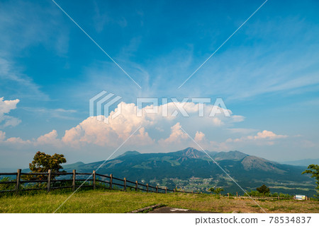 藍天、阿蘇五山和白雲的風景 藍天、阿蘇五山和白雲的風景 78534837