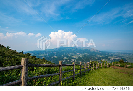 藍天、阿蘇五山和白雲的風景 藍天、阿蘇五山和白雲的風景 78534846