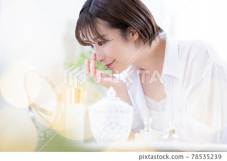 Beauty Image Young woman watching a mirror 78535239