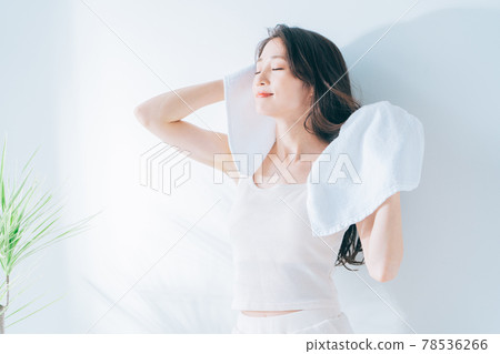 A lady with a bath 78536266