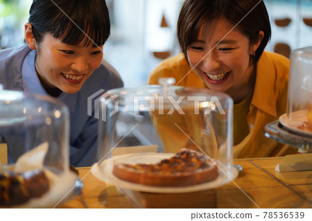 A woman choosing a cake 78536539