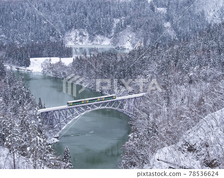 只見線列車在雪景中穿越第一隻見河大橋 78536624