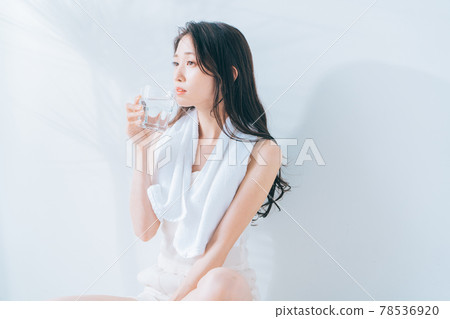 洗澡時喝水的女性 78536920