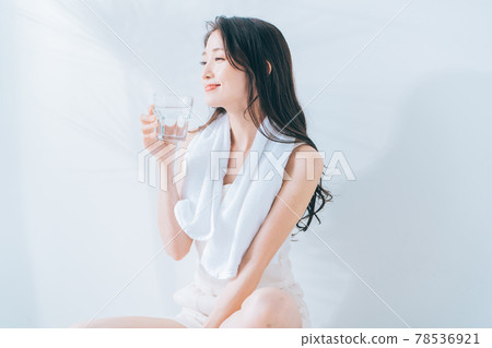 Women who drink water while bathing 78536921