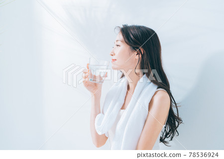 Women who drink water while bathing Women who drink water while bathing 78536924