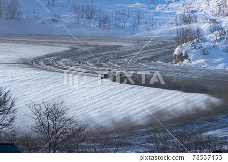 [Biei Town, Hokkaido] A seasonal feature of March: spraying snow-melting agents 78537453