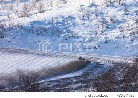 【北海道美瑛町】三月傳統:噴灑融雪劑 【北海道美瑛町】三月傳統:噴灑融雪劑 78537455