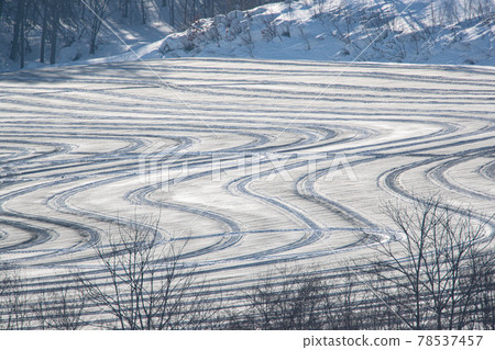 【北海道美瑛町】三月傳統：噴灑融雪劑 78537457