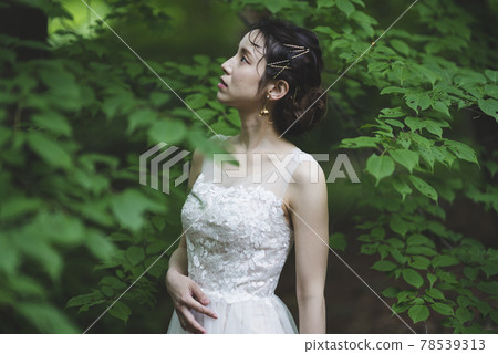 Bride in nature 78539313