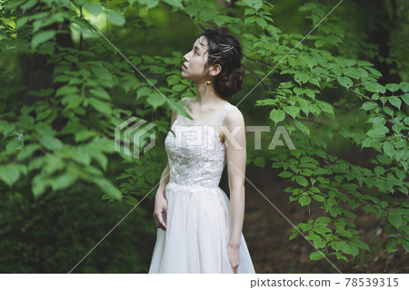Bride in nature 78539315