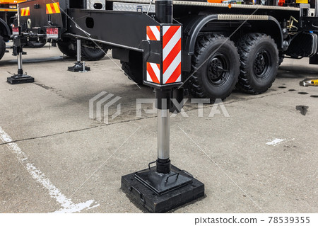 Hydraulic support for heavy duty construction crane 78539355