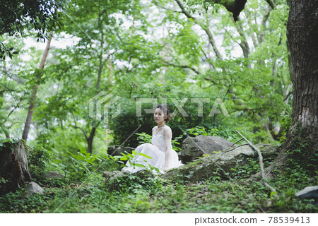 Bride in nature 78539413