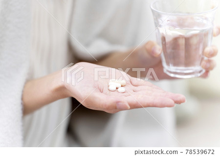 疾病感冒感冒發冷發燒發燒女藥 疾病感冒感冒發冷發燒發燒女藥 78539672