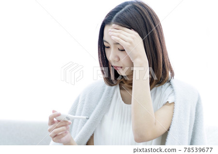 Illness, cold, chills, chills, fever, fever, woman, thermometer Illness, cold, chills, chills, fever, fever, woman, thermometer 78539677