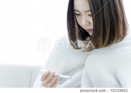 Illness, cold, chills, chills, fever, fever, woman, thermometer 78539682
