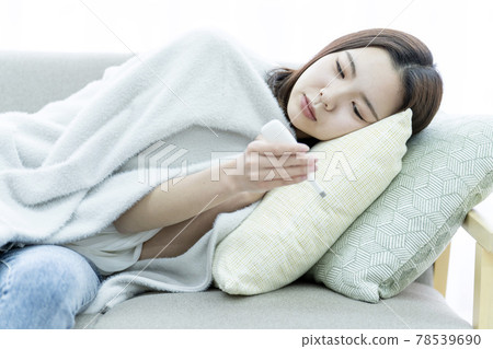 疾病感冒感冒發冷發燒發燒女性溫度計 78539690