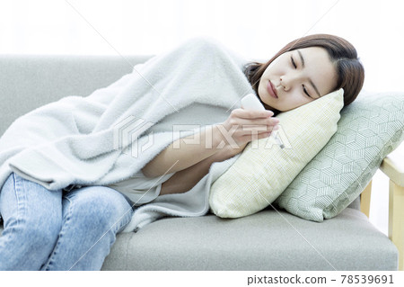 Illness, cold, chills, chills, fever, fever, woman, thermometer 78539691