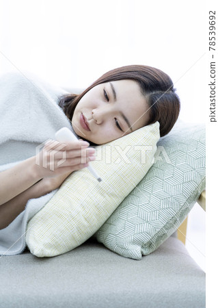 疾病感冒感冒發冷發燒發燒女性溫度計 78539692