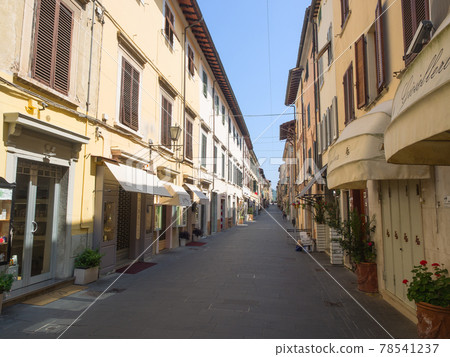 Pietrasanta main street. small town in Versilia norther Tuscany 78541237