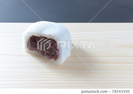 Cross section of white daifuku 78543595