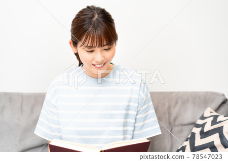 讀在沙發的一位小姐 78547023