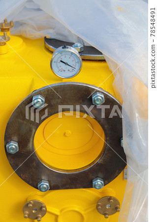 Close-up of a monometer on an air compressor Close-up of a monometer on an air compressor 78548491