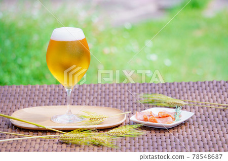 玻璃啤酒、薩拉米香腸和麥穗 78548687
