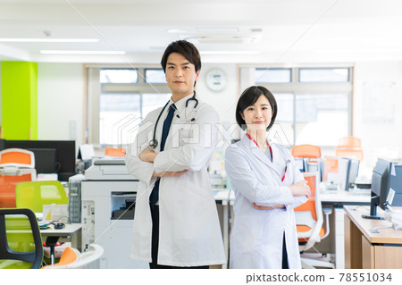 Young male and female medical team 78551034