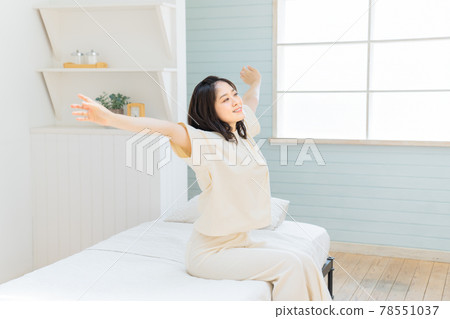 A young woman who gets up in the morning and grows 78551037