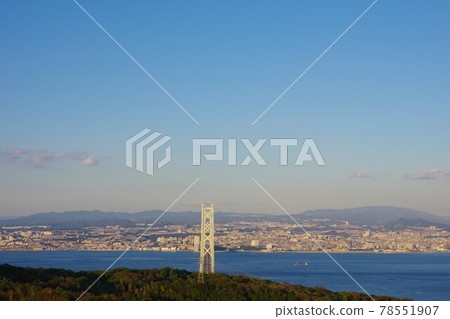 從兵庫縣淡路島海峽展望台眺望的明石海峽大橋 78551907