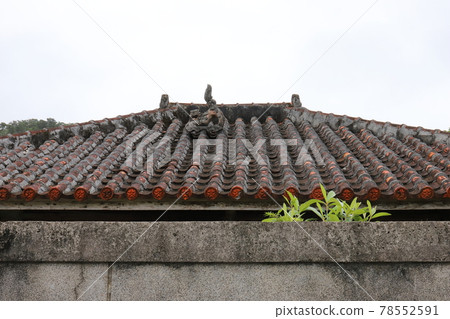 Okinawa Nago Red tile roof and Shisa Okinawa Nago Red tile roof and Shisa 78552591