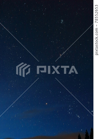 黎明時分的鄉村景觀、星口、獵戶座和金牛座 黎明時分的鄉村景觀、星口、獵戶座和金牛座 78552653