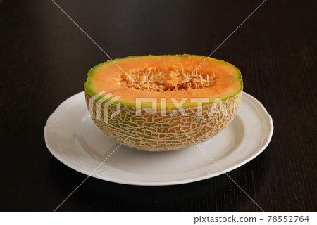 Half-cut netted melon with cotton 78552764