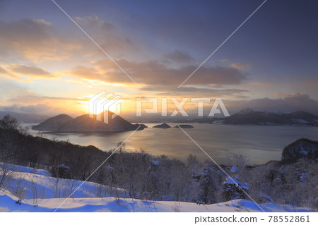 從北海道洞爺湖町筒倉展望台看到的洞爺湖日出 78552861
