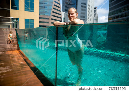 beautiful woman resting in the pool against the background of the cityscape beautiful woman resting in the pool against the background of the cityscape 78555293