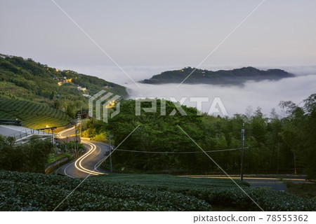 天雲層很厚,雲海在山上,山很美。 天雲層很厚,雲海在山上,山很美。 78555362