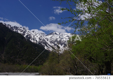 梓川和北阿爾卑斯山（穗高山脈方向）位置：上高地，河童橋附近（長野縣） 78555613