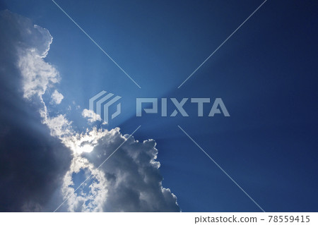 藍天、雲彩和光線 78559415