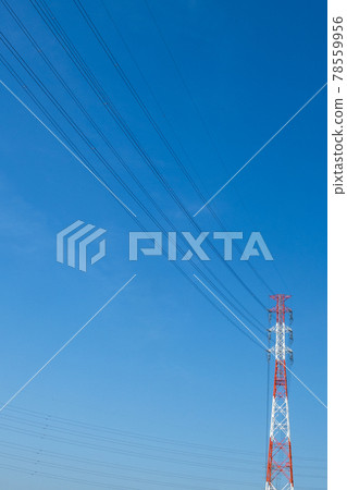 藍天、高壓電線和鋼塔（紅白相間） 78559956