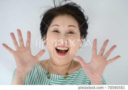 驚奇的資深婦女驚奇 驚奇的資深婦女驚奇 78560381