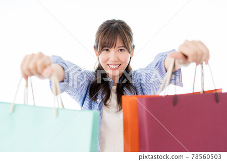 有多個購物袋的購物女人 78560503